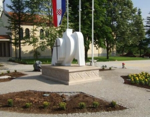 thumb_uzarici_spomenik_008