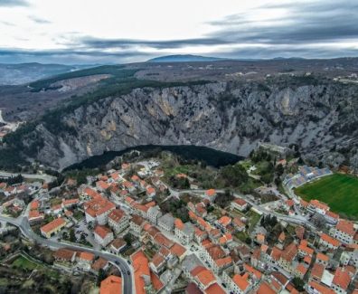 imotski-modro-jezero-gospin-dolac-768×432