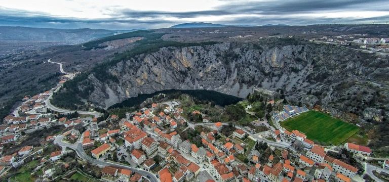 imotski-modro-jezero-gospin-dolac-768×432